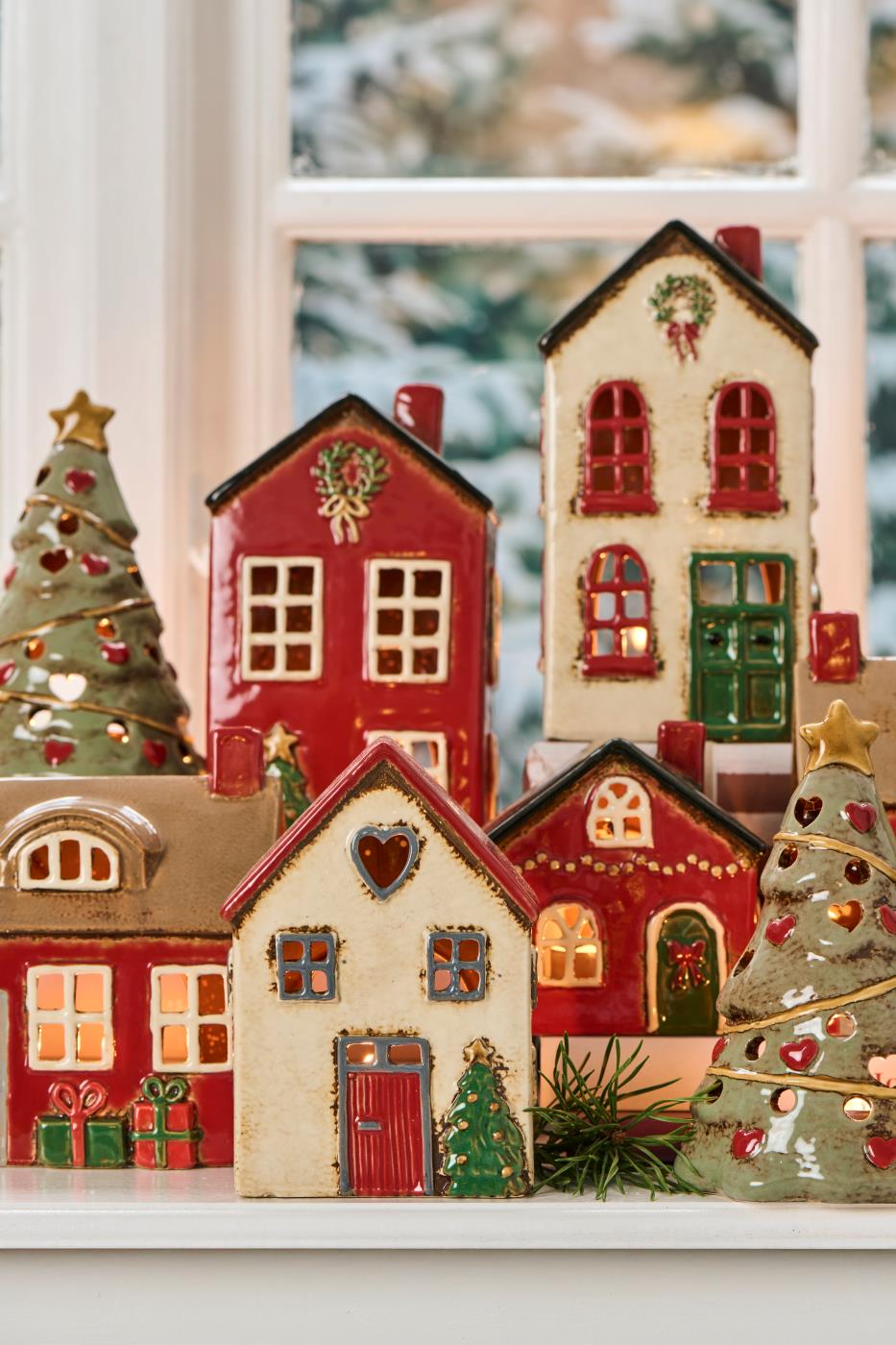 Haus Teelicht Stillenat rotes Dach und Tannenbaum vor dem Haus