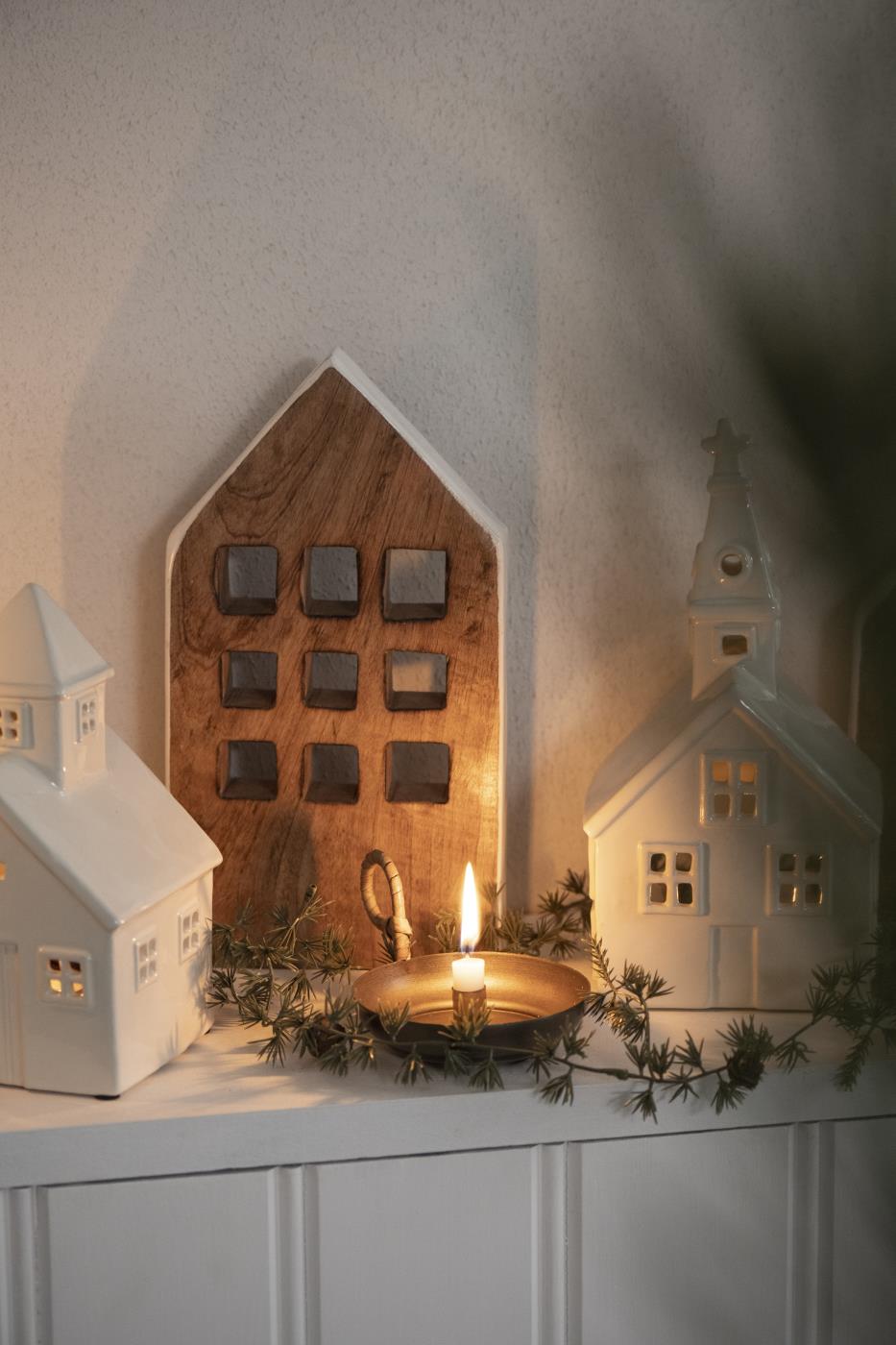 Haus stehend mit 9 Fenstern weisse Seiten