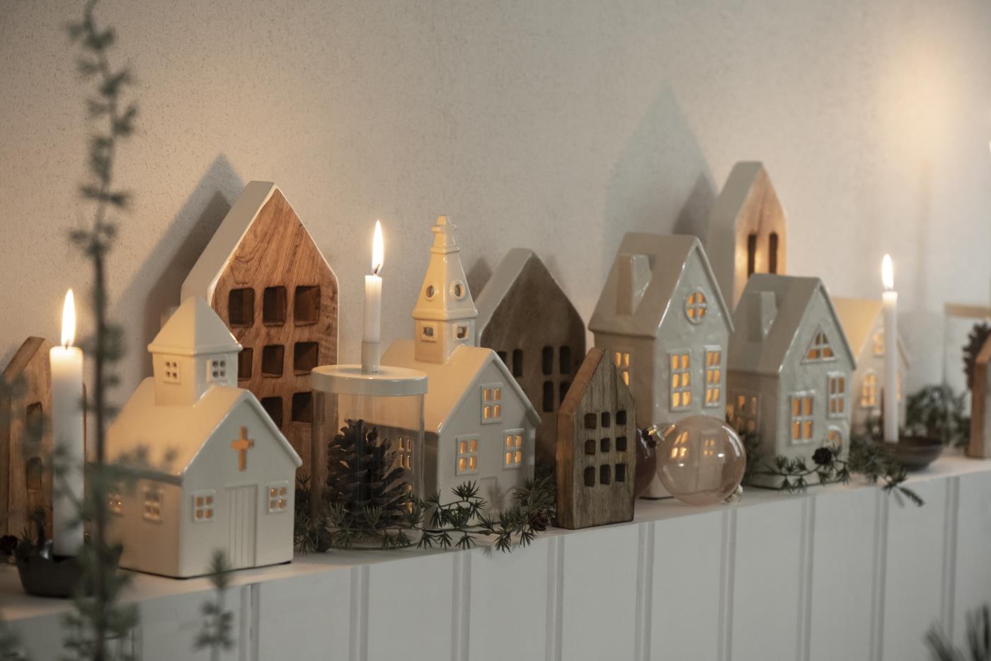 Haus stehend mit 9 Fenstern weisse Seiten