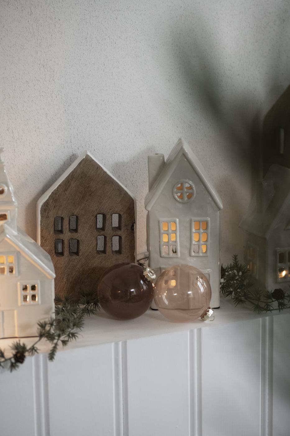 Haus stehend mit 9 Fenstern weisse Seiten