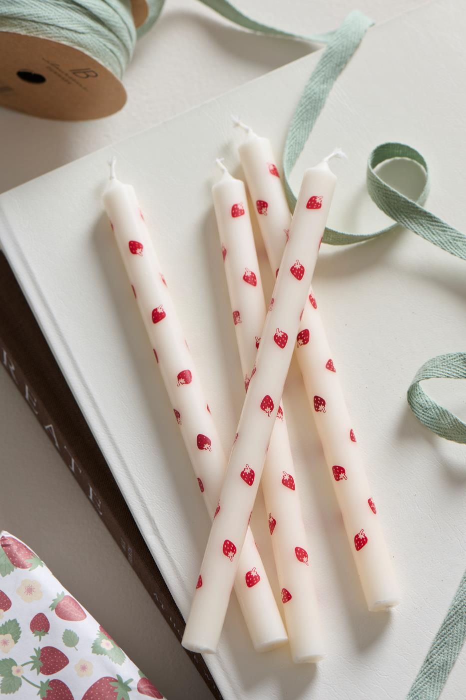 Dünne hohe Kerze mit Erdbeeren 20cm